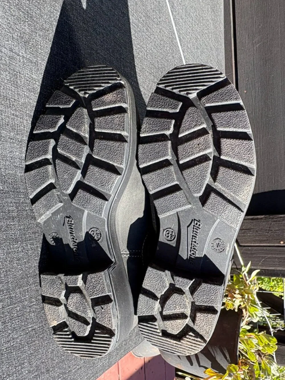 Blundstone Chelsea Ankle Boots in Charcoal Gray